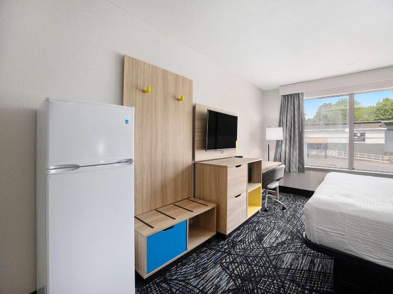 Days Inn & Suites By Wyndham Muskegon image