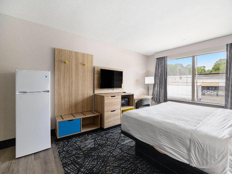 Days Inn & Suites By Wyndham Muskegon image