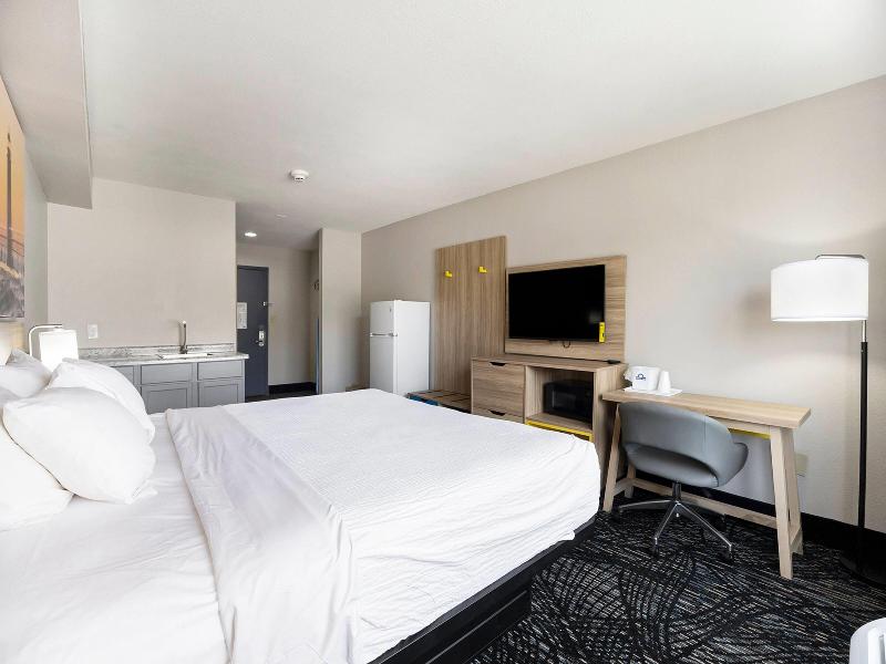 Days Inn & Suites By Wyndham Muskegon image
