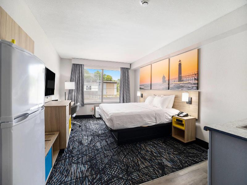 Days Inn & Suites By Wyndham Muskegon image