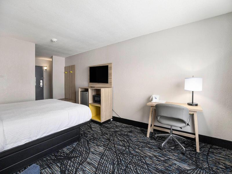 Days Inn & Suites By Wyndham Muskegon image