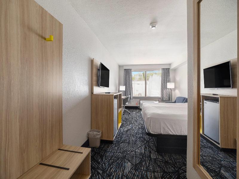 Days Inn & Suites By Wyndham Muskegon image
