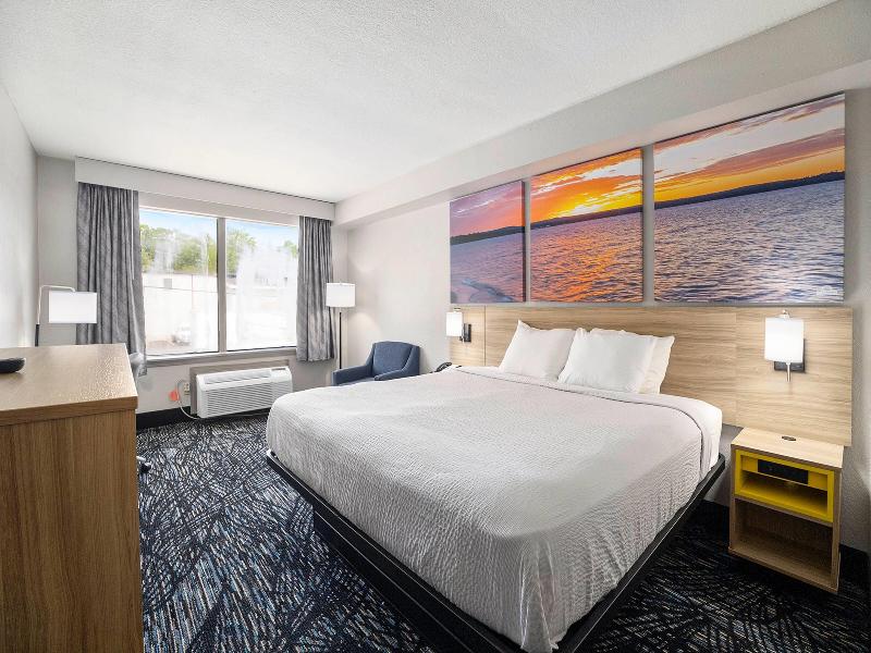 Days Inn & Suites By Wyndham Muskegon image
