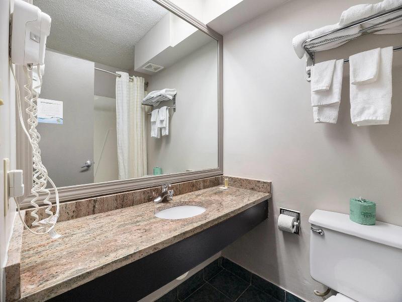 Days Inn & Suites By Wyndham Muskegon image