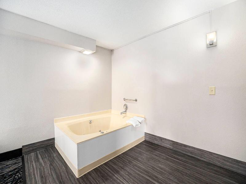Days Inn & Suites By Wyndham Muskegon image