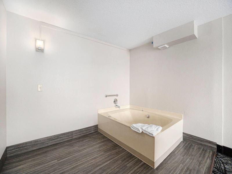 Days Inn & Suites By Wyndham Muskegon image