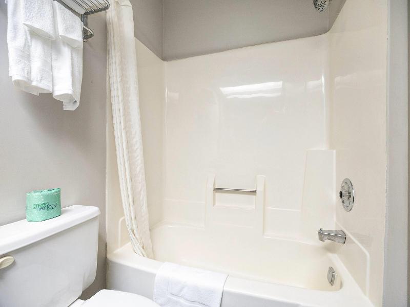 Days Inn & Suites By Wyndham Muskegon image