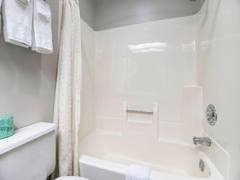 Days Inn & Suites By Wyndham Muskegon image
