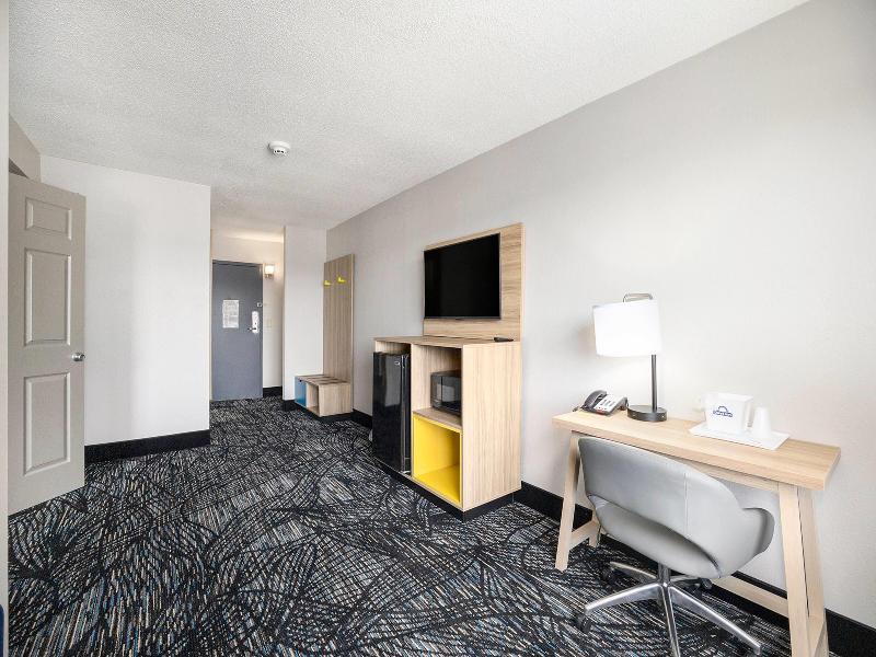 Days Inn & Suites By Wyndham Muskegon image