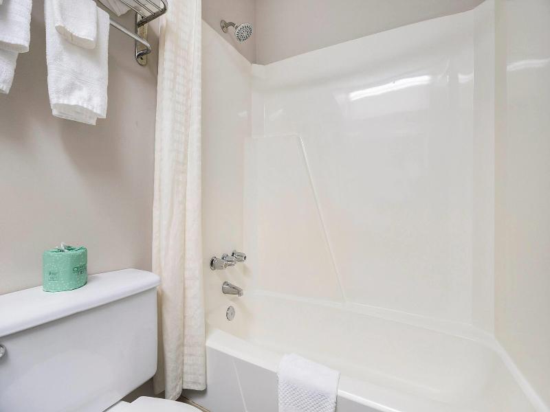 Days Inn & Suites By Wyndham Muskegon image