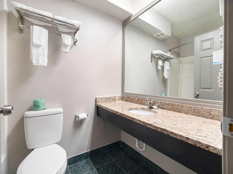 Days Inn & Suites By Wyndham Muskegon image