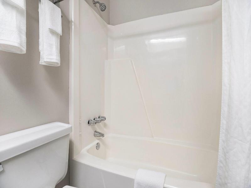 Days Inn & Suites By Wyndham Muskegon image