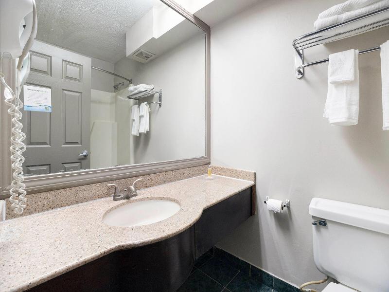 Days Inn & Suites By Wyndham Muskegon image