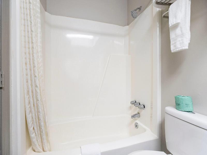 Days Inn & Suites By Wyndham Muskegon image