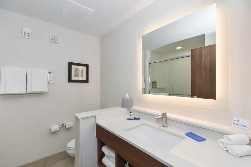 Holiday Inn Express & Suites Charlotte -Ballantyne image