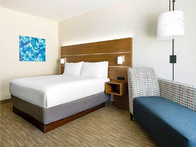 Holiday Inn Exp & Sts Oakhurst - Yosemite Park Ar. image