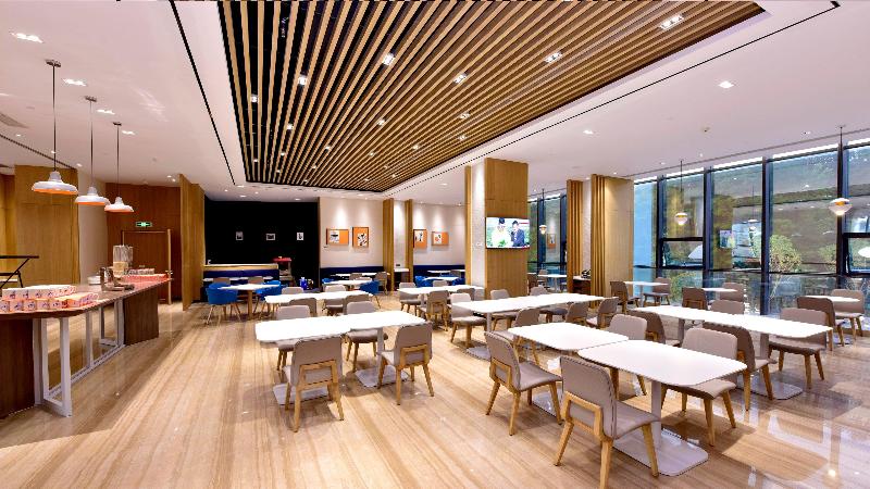 Holiday Inn Express Luanchuan image 1