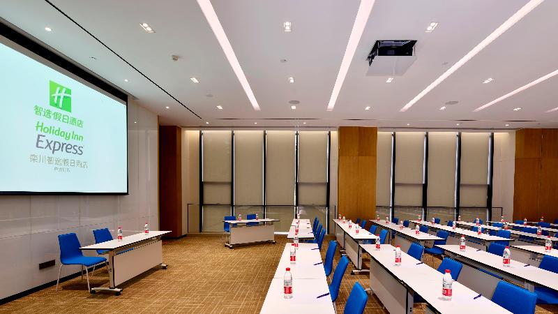 Holiday Inn Express Luanchuan image