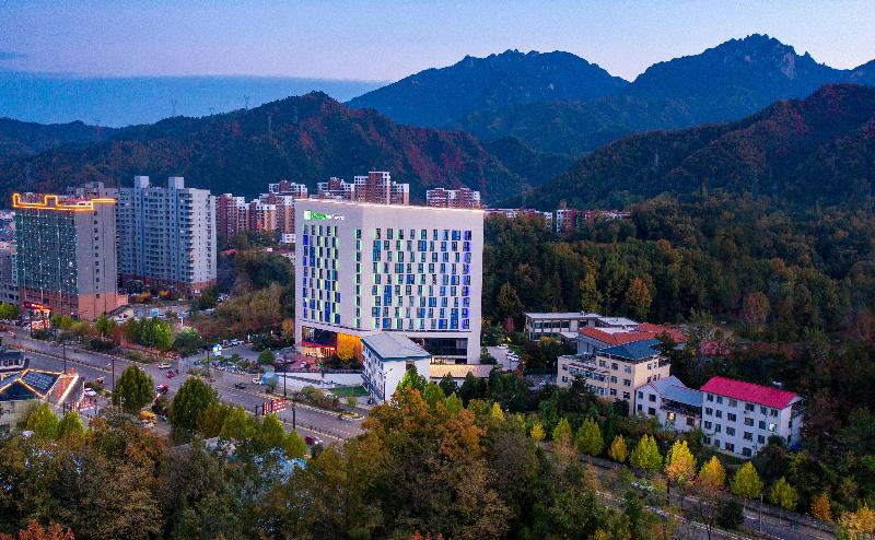 Holiday Inn Express Luanchuan image