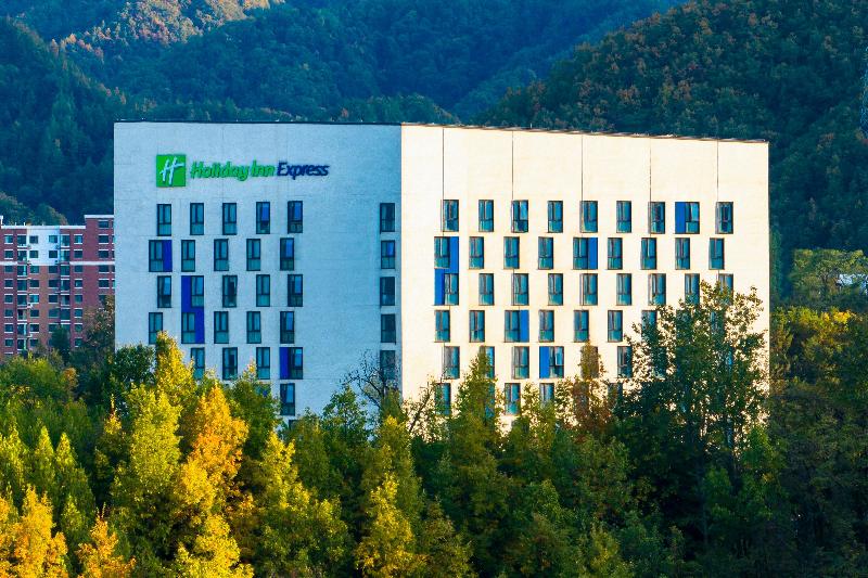 Holiday Inn Express Luanchuan image
