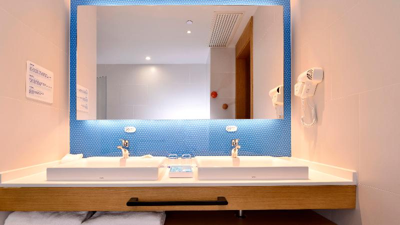 Holiday Inn Express Luanchuan image