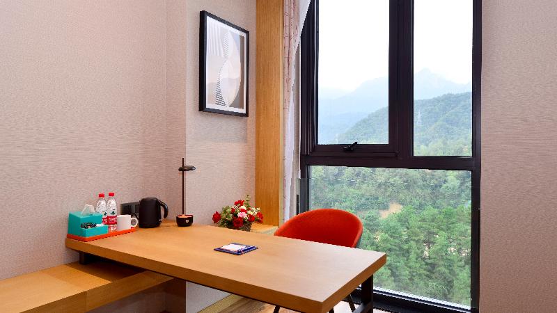 Holiday Inn Express Luanchuan image