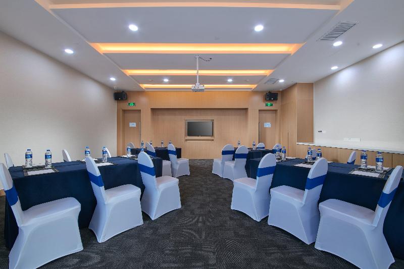 Holiday Inn Express Luoyang Yichuan image