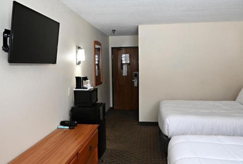 Hibbing Inn and Suites image