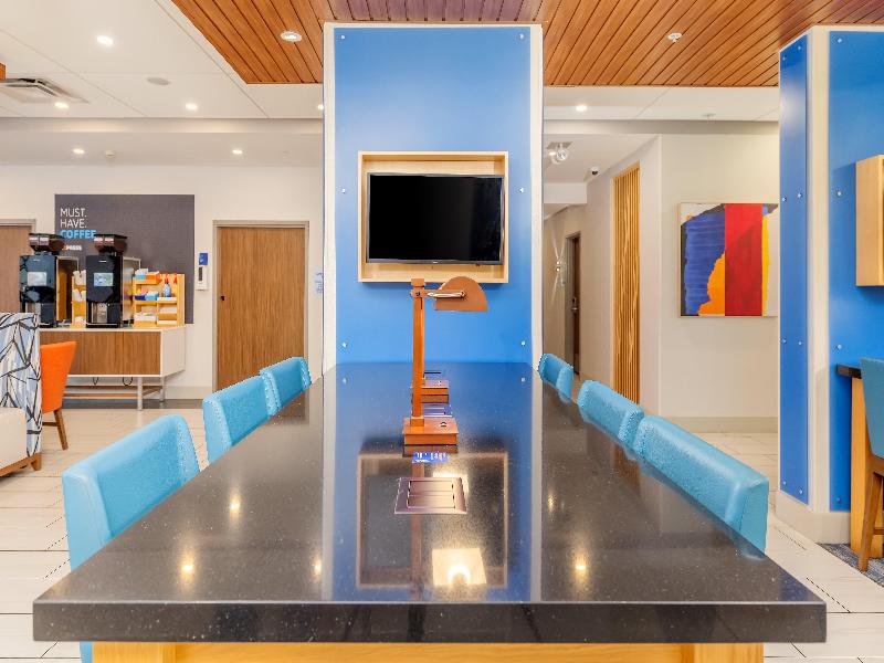 Holiday Inn Express & Suites Medford image