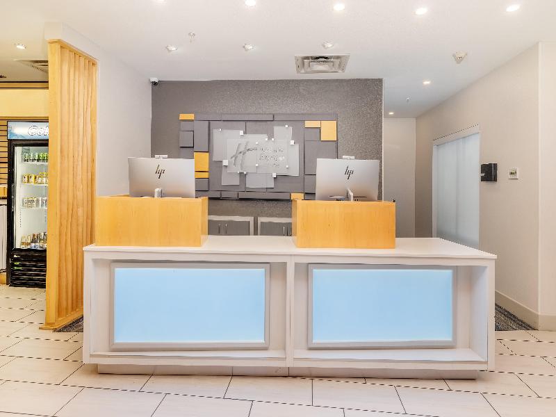 Holiday Inn Express & Suites Medford image