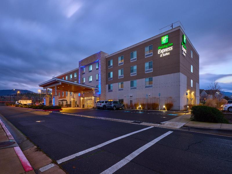 Holiday Inn Express & Suites Medford image