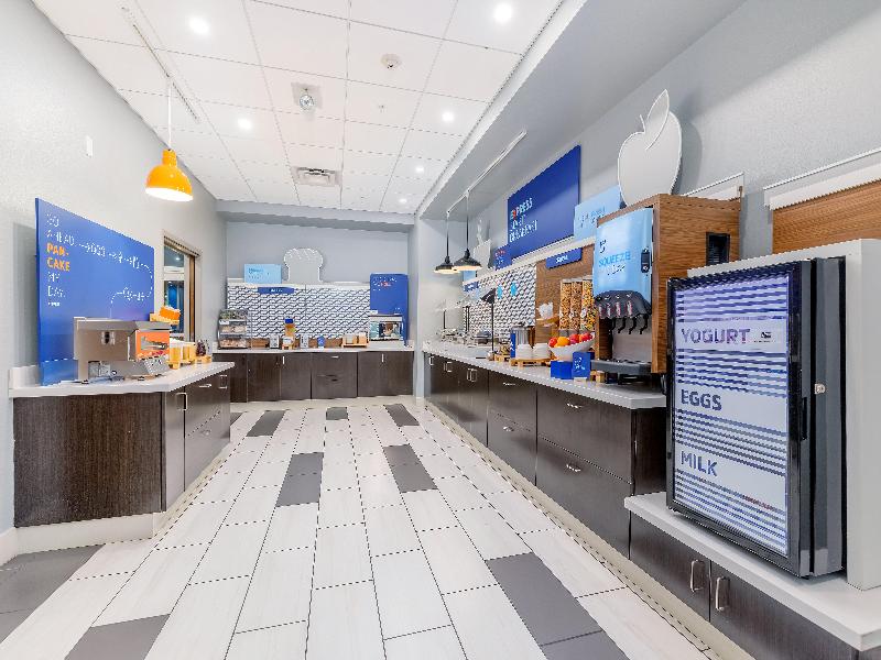 Holiday Inn Express & Suites Medford image