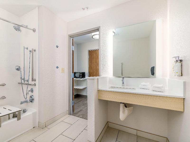 Holiday Inn Express & Suites Medford image