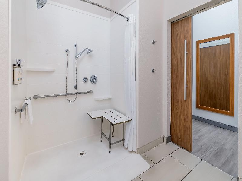 Holiday Inn Express & Suites Medford image