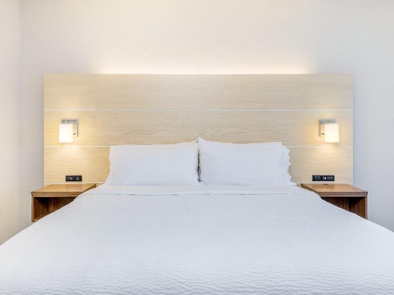 Holiday Inn Express & Suites Medford image