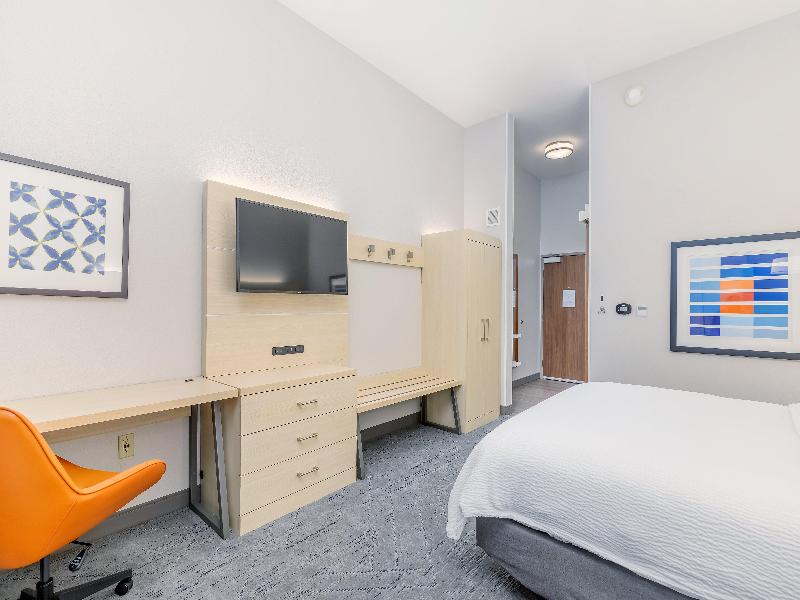 Holiday Inn Express & Suites Medford image