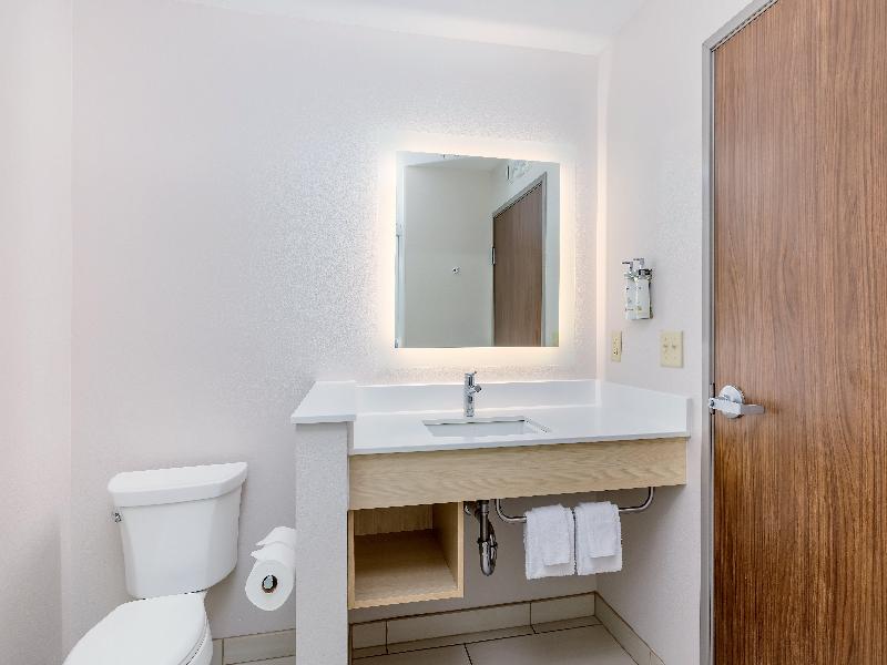 Holiday Inn Express & Suites Medford image