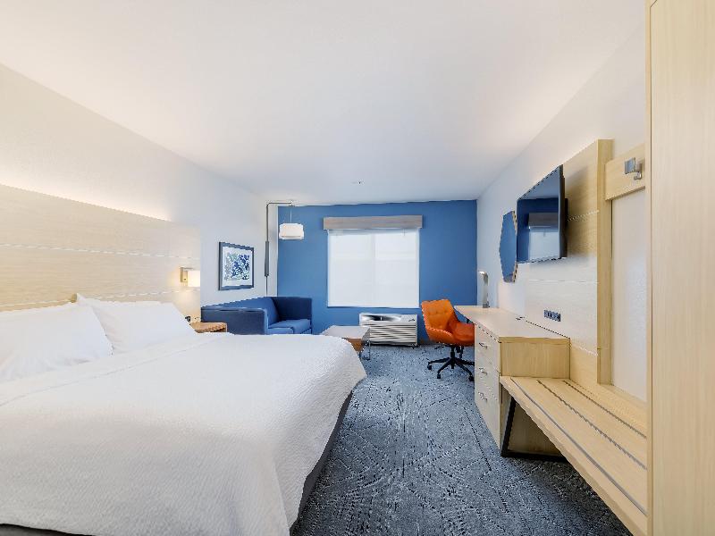 Holiday Inn Express & Suites Medford image