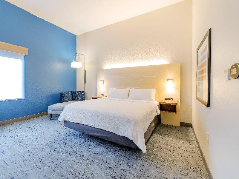 Holiday Inn Express & Suites Medford image