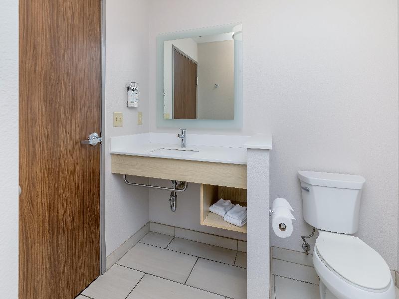 Holiday Inn Express & Suites Medford image