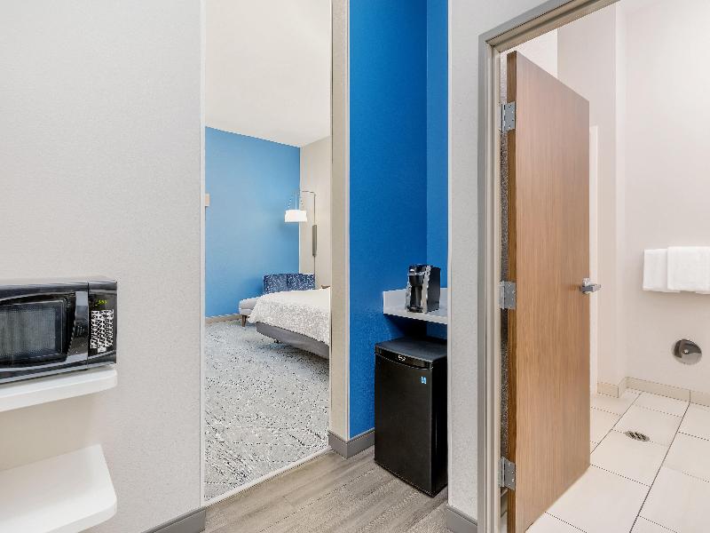 Holiday Inn Express & Suites Medford image