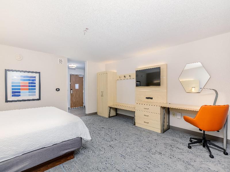 Holiday Inn Express & Suites Medford image