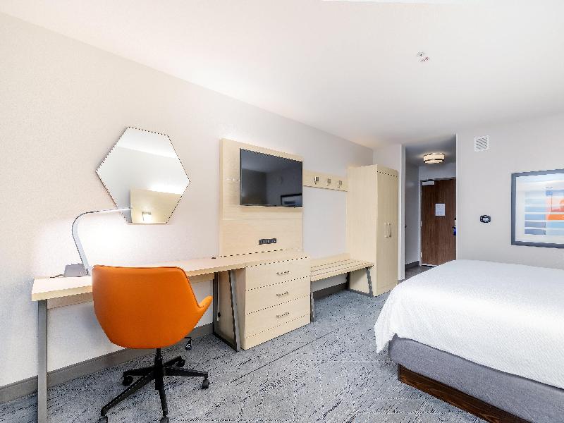 Holiday Inn Express & Suites Medford image