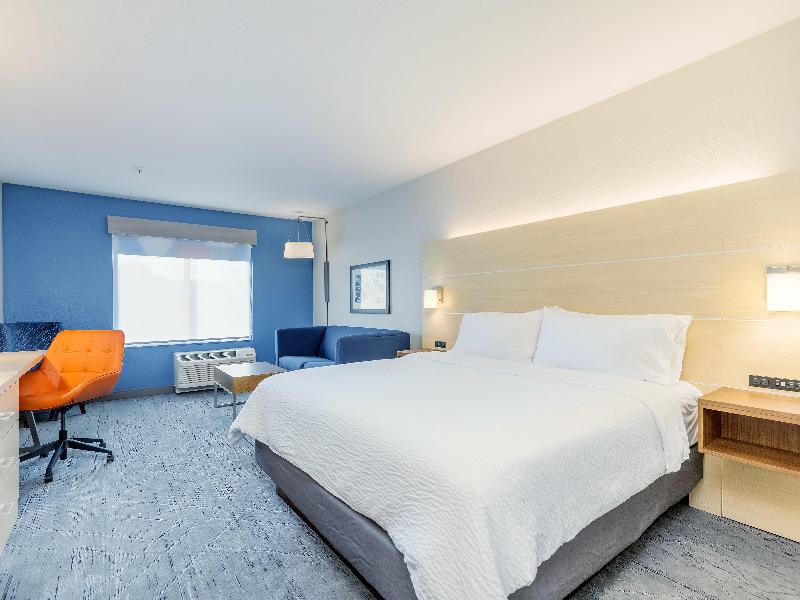 Holiday Inn Express & Suites Medford image