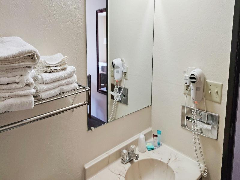 Magnuson Hotel Ironwood image