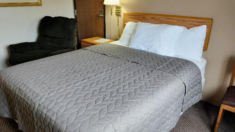 Magnuson Hotel Ironwood image