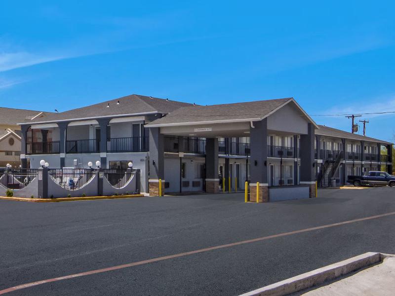 Super 8 by Wyndham Waco North I-35 image