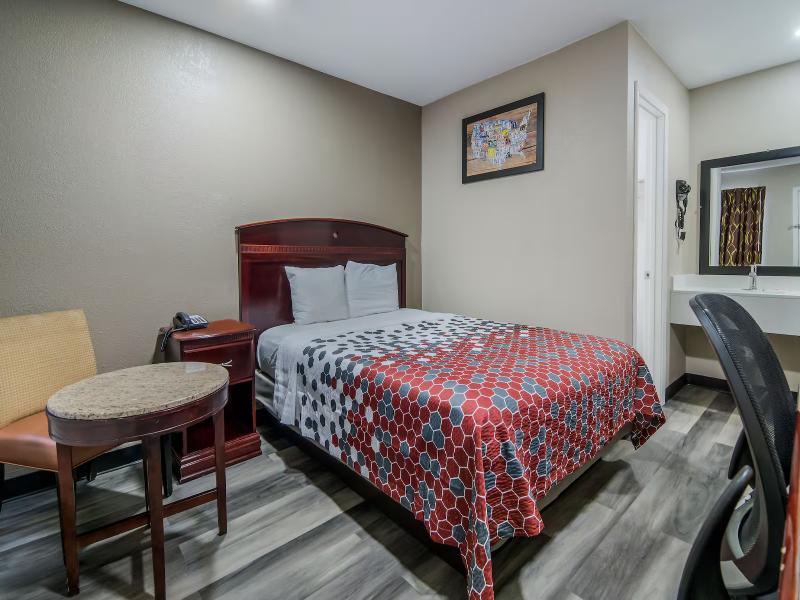 Super 8 by Wyndham Waco North I-35 image