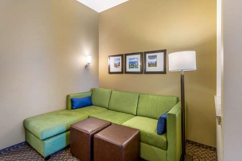 Comfort Suites Burlington near I-5 image