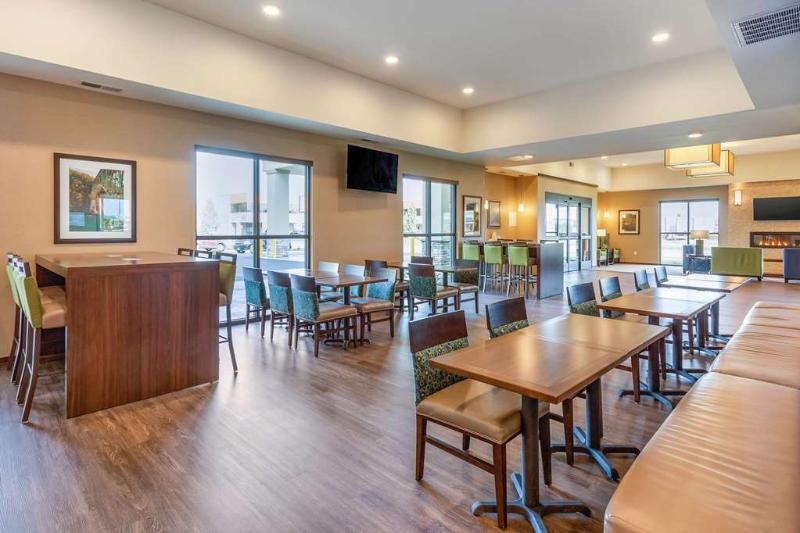 Comfort Suites Burlington near I-5 image